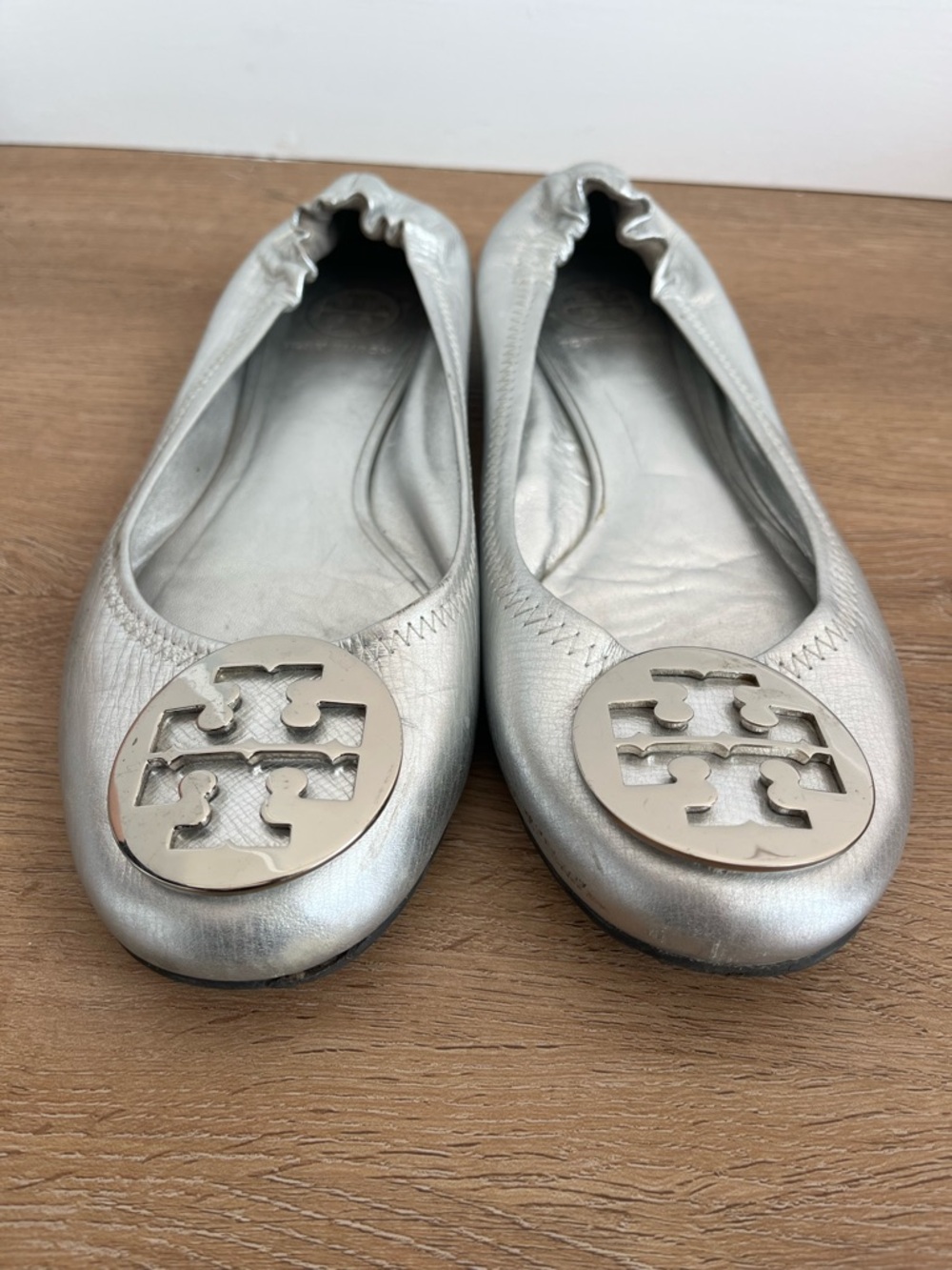 Tory Burch Reva Metallic Silver Leather Ballet Flats Logo Medallion Size 8.5 - Picture 3 of 11